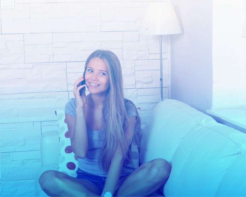 Una ragazza è al telefono