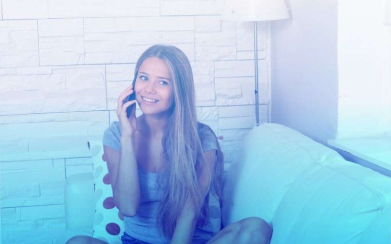 Una ragazza è al telefono