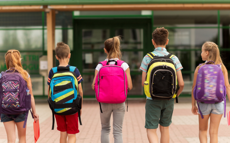 Studenti che entrano a scuola